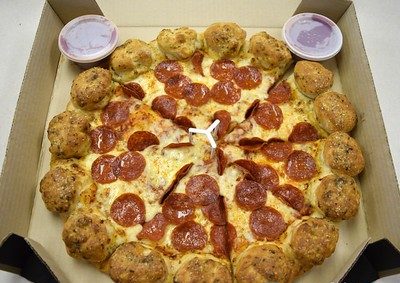 Pizza Hut S Stuffed Garlic Knots Pizza Is Back For The Holidays Fast Food Menu Prices