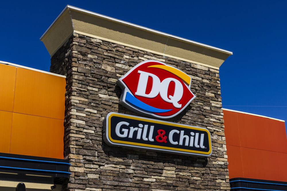 MI WORLD DQ DAIRY QUEEN STORE 24 PIECES TO BUILD YOUR OWN STORE NEW IN
